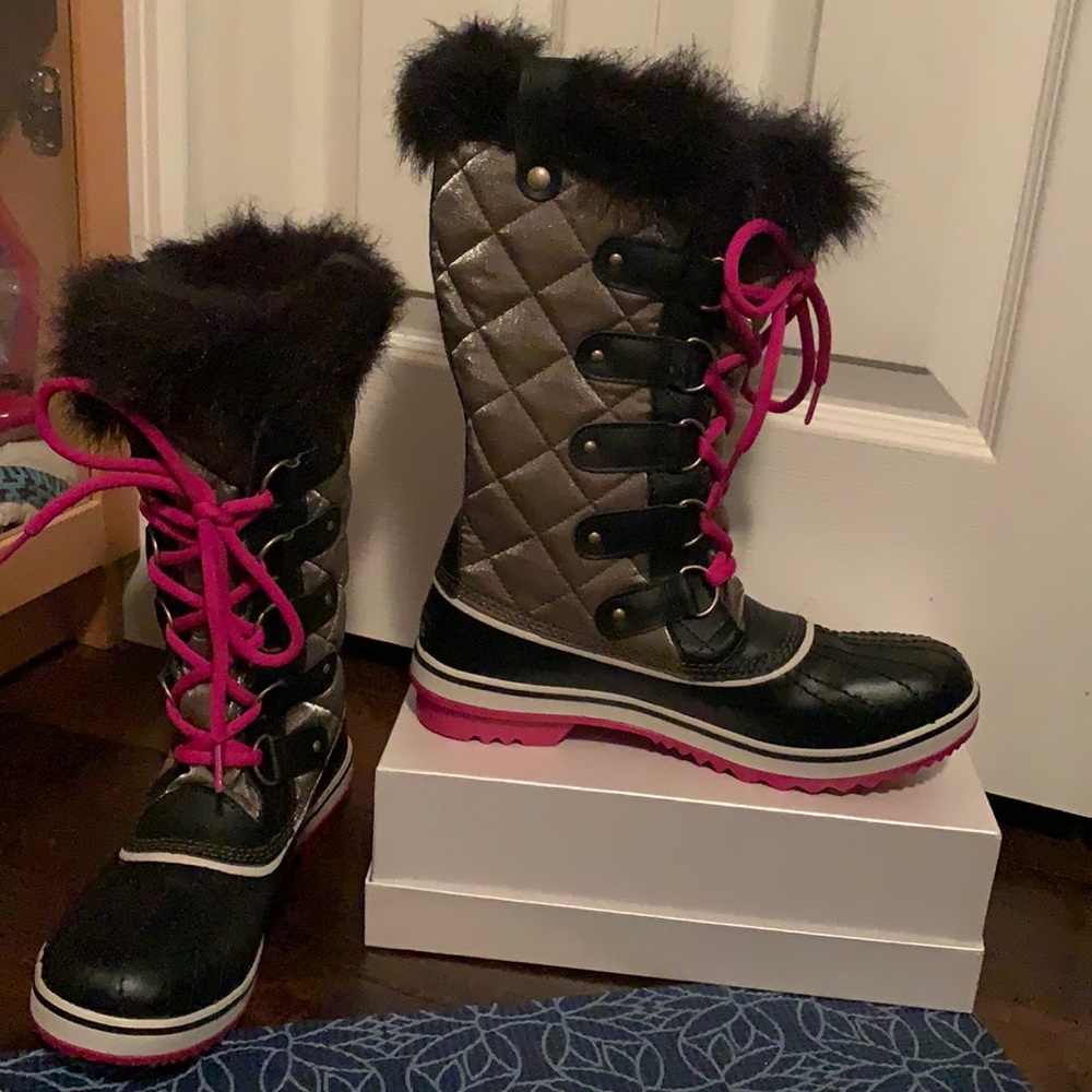 New Sorel winter boots Sz 8. Waterproof. Black & shiny silver with fuscia laces.